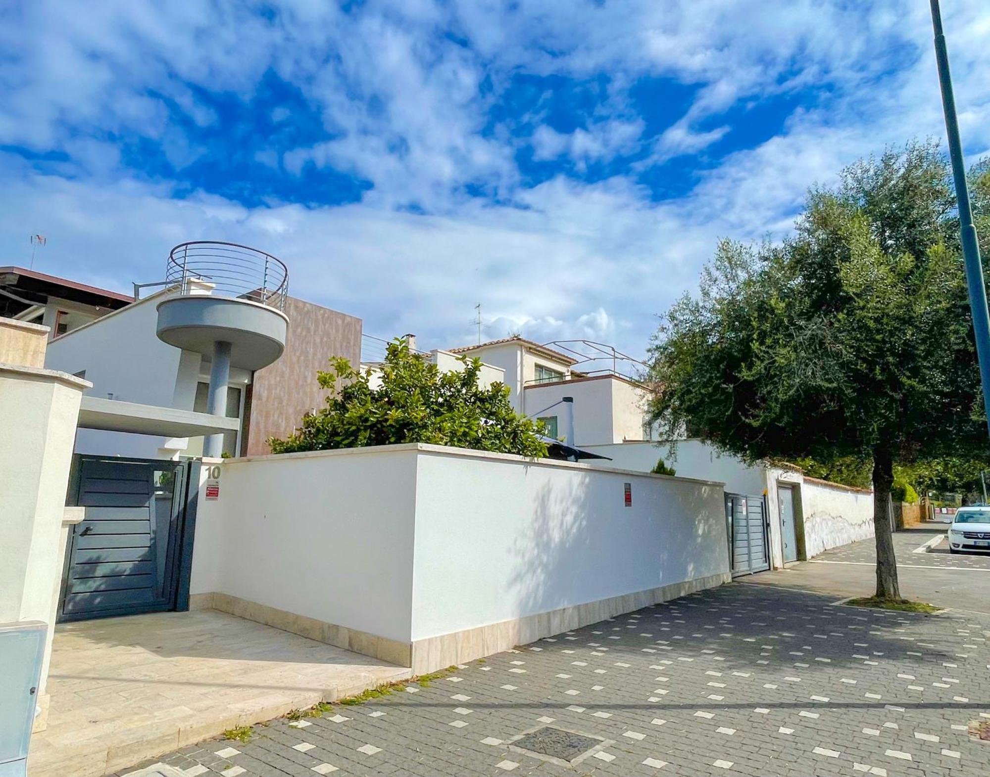The Shabby House - Charming Seaside Retreat In Central Anzio, Steps From Beach And Train Station Dış mekan fotoğraf